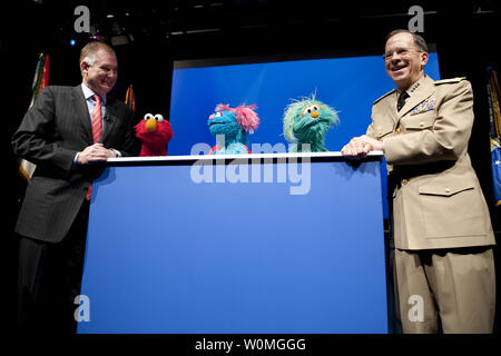 Der stellvertretende Verteidigungsminister William J. Lynn (L) und Vorsitzende des Generalstabs Adm. Mike Mullen Hilfe Sesame Street muppets Elmo, Jesse und Rosita Host eine Vorschau der PBS Special', wenn Familien" im Pentagon am 13. April 2010 Trauern. Das Programm verfügt über mehrere Familien den Umgang mit dem Verlust eines Elternteils und die Fähigkeiten, die Ihnen helfen, sich zu bewegen. UPI/Tschad J. McNeeley/U.S. Marine Stockfoto