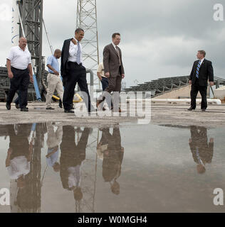 Us-Präsident Barack Obama (C) Touren der kommerziellen Rakete Processing Facility der Raumfahrt Technologien, bekannt als SpaceX, zusammen mit Elon Musk, SpacdeX CEO der Cape Canaveral Air Force Station in Cape Canaveral, Florida, am 15. April 2010. Präsident Obama besucht das Kennedy Space Center Erläuterungen auf dem neuen Kurs zu liefern ist die Verwaltung charting Führung der USA in der bemannten Raumfahrt zu erhalten. UPI/Bill Ingalls/NASA Stockfoto