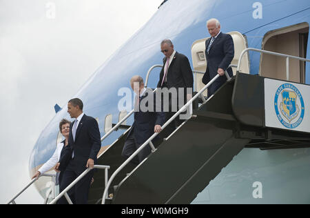 Us-Präsident Barack Obama (2.L) disembarks Air Force One zusammen mit Rep. Suzanne M. Kosmas (D-FL) (L), Senator Bill Nelson (D-FL) (C), NASA Administrator Charles Bolden, und Apollo 11 Astronaut Buzz Aldrin (R) nach der Landung des NASA Kennedy Space Center in Cape Canaveral, Florida, am 15. April 2010. Präsident Obama besucht das Kennedy Space Center Erläuterungen auf dem neuen Kurs zu liefern ist die Verwaltung charting Führung der USA in der bemannten Raumfahrt zu erhalten. UPI/Bill Ingalls/NASA Stockfoto