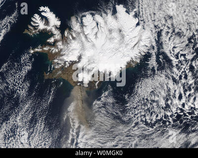 Dicke Asche gegossen aus Island Eyjafjallajškull Vulkan, wenn der Moderate Resolution Imaging Spectroradiometer (MODIS) auf NASA's Aqua satellite dieses Bild am 17. April 2010 erworben. Die Asche wird in diesem Bild ist in zwei unterschiedlichen Höhen. Eine konzentrierte Plume erhebt sich über eine mehr diffuse Wolke aus Asche und wirft einen dunklen Schatten auf die Asche unten. Der Vulkan hatte emitting Asche in Puffs, die zwischen 16.000 und 24.000 Fuß erreicht, entsprechend der Isländischen Met Office. Die höheren Plume hier gesehen wird wahrscheinlich von einer explosiven Ereignis. UPI/NASA Stockfoto