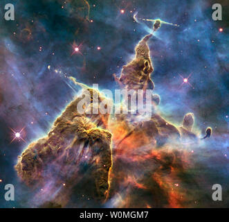 Diese neue Hubble Space Telescope der NASA veröffentlichte Foto zeigt einen Teil eines der größten gesehen Star - Geburt Regionen der Galaxie, die Carina Nebula. Türme von cool Wasserstoff geschnürt mit Staub von der Wand des Nebels. Hier erfasst sind die oberen von drei - Licht - hohen Säule aus Gas und Staub, die durch das brillante Licht in der Nähe von hellen Sternen gegessen wird. Die Säule ist auch abgesehen davon, dass in der, wie jungen Sternen im Inneren es begraben Feuer weg Jets von Gas, Streaming von hohen Gipfeln wie Pfeile durch die Luft segeln kann. UPI/NASA Stockfoto