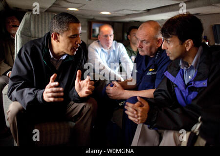 Us-Präsident Barack Obama (L) Gespräche mit der US-Küstenwache Kommandant Admiral Thad Allen (2. R), der als nationale Incident Commander und Louisiana reg. Bobby Jindal an Bord Marine One, wie Sie entlang der Küste von Venedig nach New Orleans, Louisiana am 2. Mai 2010 fliegen. Assistent des Präsidenten für die innere Sicherheit und Terrorismusbekämpfung John Brennan ist im Hintergrund. UPI/Pete Souza / White House Press Office. Stockfoto