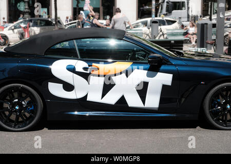 Berlin, Deutschland - Juni, 2019: Sixt Logo auf BMW-Tür. Sixt SE ist eine Mietwagenfirma Stockfoto