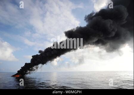 Dunkle Wolken aus Rauch und Feuer entstehen, wenn das Öl brennt bei einem kontrollierten Brand im Golf von Mexiko, 5. Mai 2010. Die "in-situ-burn" wurde durch Fischereifahrzeuge, die in Partnerschaft mit der U.S. Coast Guard, BP PLC und anderen Stellen des Bundes bei der Verhinderung der Verbreitung von Öl zu folgenden Explosion des letzten Monats auf mobilen Offshore-Bohreinheiten Deepwater Horizon Beihilfe durchgeführt. UPI/Justin E. Stumberg/US Navy Stockfoto