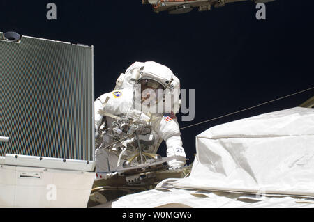 NASA-Astronaut Michael Good, STS-132 Mission Specialist, beteiligt sich an der dritten und letzten Sitzung der Mission für Extra Vehicular Activity (EVA) als Bau und Instandhaltung weiter auf der Internationalen Raumstation am 21. Mai 2010. Während der 6-Stunden-, 46-minütigen Spacewalk, Gute und der NASA-Astronaut Garrett Reisman (Frame), Mission Specialist, die Installation der letzten zwei der sechs neue Batterien für die B-Seite von Port 6 solar array abgeschlossen. Darüber hinaus werden die Astronauten installiert ein backup Ammoniak Überbrückungskabel zwischen Anschluss 4 und 5 Traversen der Station, ein Pow übertragen Stockfoto