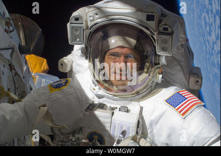 NASA-Astronaut Michael Good, STS-132 Mission Specialist, beteiligt sich an der dritten und letzten Sitzung der Mission für Extra Vehicular Activity (EVA) als Bau und Instandhaltung weiter auf der Internationalen Raumstation am 21. Mai 2010. Während der 6-Stunden-, 46-minütigen Spacewalk, Gute und der NASA-Astronaut Garrett Reisman (Frame), Mission Specialist, die Installation der letzten zwei der sechs neue Batterien für die B-Seite von Port 6 solar array abgeschlossen. Darüber hinaus werden die Astronauten installiert ein backup Ammoniak Überbrückungskabel zwischen Anschluss 4 und 5 Traversen der Station, ein Pow übertragen Stockfoto