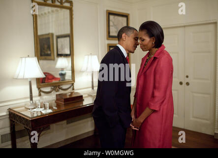 Us-Präsident Barack Obama und der First Lady Michelle Obama warten in der Karte Zimmer des Weißen Hauses, bevor begrüßte Präsident Felipe Calderon von Mexiko und seine Frau, Frau Margarita Zavala, auf der Südlichen Rasenfläche des Weißen Hauses in Washington am 19. Mai 2010. UPI/Pete Souza / das Weiße Haus Stockfoto