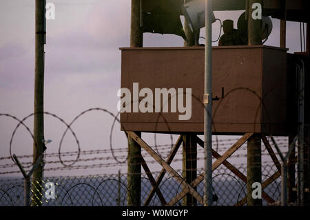 Ein Soldat mit 115 Militärische die Rhode-island Army National Guard Polizei Unternehmen steht in einem Wachturm in Camp Delta in Guantanamo Bay am 9. Juni 2010. UPI/Michael R. Holzworth/U.S. Air Force Stockfoto