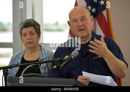 National Incident Commander Admiral Thad Allen erklärt, wie höhere Meere von tropischen Sturm Alex einen temporären Halt auf etwas Öl sauber setzen könnte in den Golf auf einer Pressekonferenz im Hafen von New Orleans, am 28. Juni 2010. Allen wurde von Homeland Security Secretary Janet Napolitano (L), der auch Bedenken hinsichtlich der Wirksamkeit der derzeitigen Rückhaltekapazitäten und Clean-up-gerichteten Anstrengungen verbunden. UPI/Isaac Pacheco Stockfoto