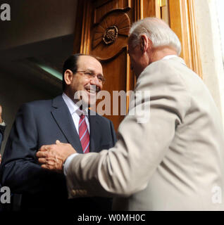 Us-Vizepräsident Joe Biden (R) schüttelt Hände mit Iraks Ministerpräsident Nuri al-Maliki in Bagdad am 4. Juli 2010. UPI Stockfoto