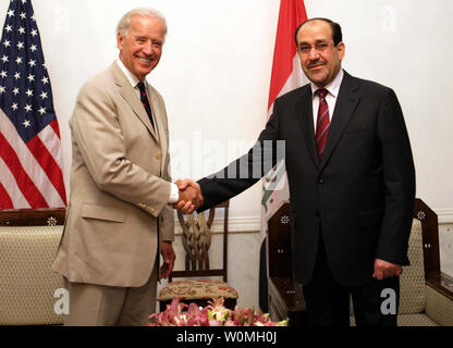 Us-Vizepräsident Joe Biden (L) schüttelt Hände mit Iraks Ministerpräsident Nuri al-Maliki in Bagdad am 4. Juli 2010. UPI Stockfoto