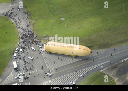 Ein Luftbild zeigt das Space Shuttle tank ET-138, wie es in der michoud Assembly Facility in der Nähe von New Orleans, Louisiana am Juli 8, 2010 rollen. Lockheed Martin Space Systems Company gedacht 37 Jahre erfolgreiche tank Lieferungen während dieser Zeremonie, die endgültige externe Tank für die letzten Space Shuttle Flug. ET-138 wird Reisen auf einem 900-Meilen Meer Reise zum Kennedy Space Center der NASA in Florida, wo er die Shuttle STS-134 Launch's Bestreben unterstützen. UPI/NASA Stockfoto