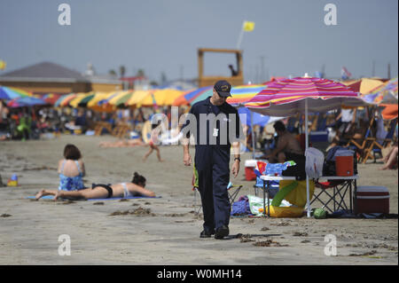 Petty Officer 1st Class Matt Fisher, ein Marine science Techniker an der Coast Guard Sektor Houston - Galveston, bewertet die Küstenlinie auf der Stewart Strand Sonntag, 11. Juli 2010. Staatlichen, lokalen und föderalen Beamten haben Patrouillen entlang der Texas Küste als Reaktion auf Berichte über Tarballs waschen an Land gestiegen. UPI/Prentice Danner/U.S. Küstenwache Stockfoto