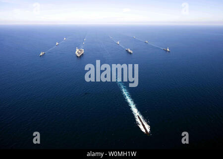 U.S. Navy und der Republik Korea Schiffe Transit der Ostsee Montag, 26. Juli 2010 in einem 13-ship Formation. Die Republik Korea und die Vereinigten Staaten sind die Durchführung der kombinierten Allianz See- und Luftverkehr Bereitschaft Übung "unbesiegbaren Geist" in den Meeren östlich der Koreanischen Halbinsel von Juli 25-28, 2010. Dieses ist das erste in einer Reihe von gemeinsamen militärischen Übungen, die in den kommenden Monaten in Ost und West See stattfinden wird. UPI/Adam K. Thomas/US Navy Stockfoto