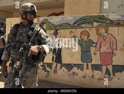 Us-Armee Sgt. David Diehl, der Alpha Company, 1.Bataillon, 21 Infanterie Regiment, bietet Sicherheit außerhalb einer Schule in Baqubah, Irak, 19. Juli 2010. Us-amerikanische und irakische Kräfte gemeinsam Hilfe für Schulen und andere Organisationen in der gesamten Provinz Diyala des Irak zur Verfügung zu stellen. UPI/Ted Grün/US Navy Stockfoto