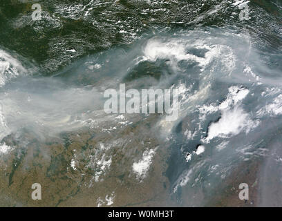 Eine true-color Bild aus der Moderate Resolution Imaging Spectroradiometer (MODIS) auf der NASA-Satelliten Terra zeigt Rauch aus Hunderten von Brände in Russland am 2. August 2010. UPI/NASA Stockfoto