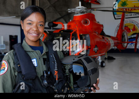 Lt. j.g. Lashanda Holmes steht vor einem MH-65 Dolphin Hubschrauber Air Station Los Angeles, Kalifornien am 17. August 2010. Holmes, von Fayetteville, North Carolina, ist der erste weibliche Afro-amerikanische Hubschrauberpilot in der Küstenwache. UPI/Adam Eggers/U.S. Küstenwache Stockfoto