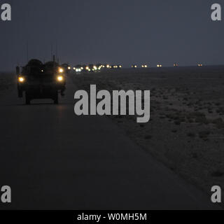 Soldaten aus dem 4 Stryker Brigade Combat Team, 2 Infanterie Division Konvoi in Kuwait in den frühen Morgenstunden des 19. August 2010. Die 4/2 zu begleiten, ihre eigenen Fahrzeuge außerhalb des Irak nach einem Jahr - lange Tour gibt, die Truppenstärke in das Land näher an die 50.000 Mark. UPI/Kimberly Johnson/USA Armee Stockfoto