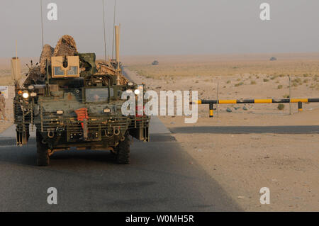 Soldaten mit der Firma F, 52 Infanterie Regiment, rollen über die Boarder aus dem Irak in Kuwait in den frühen Morgenstunden des 19. August 2010. Die Soldaten begleiten aus dem Irak nach einem Jahr - lange Tour gibt, die Truppenstärke in das Land näher an die 50.000 Mark. UPI/Kimberly Johnson/USA Armee Stockfoto