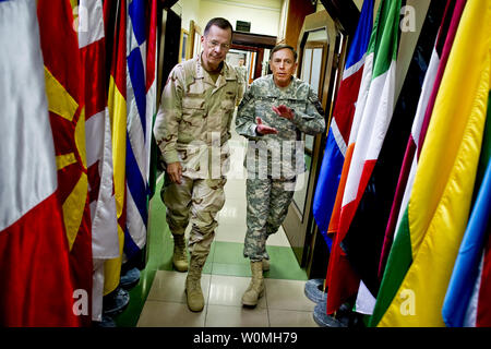 U.S. Navy Adm. Mike Mullen (L), Vorsitzende des Generalstabs und US-Armee General David Petraeus, Kommandeur der Internationalen Schutztruppe ISAF-Hauptquartier in Kabul, Afghanistan in Kabul, Afghanistan, am 3. September 2010. UPI/Tschad J. McNeeley/U.S. Marine Stockfoto