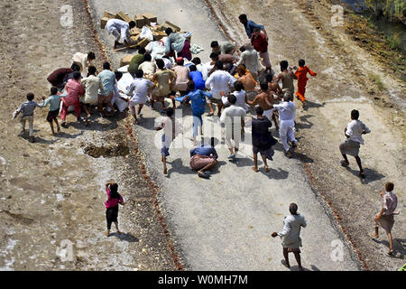 Pakistanische Flutopfer rush abzuholen Hilfsgüter von US-Marines während der humanitären Hilfsmaßnahmen in der südlichen Region von Pakistan geliefert, 4. September 2010. Die Marines zu Marine Medium Helicopter Squadron 165 zugeordnet sind, 15 Marine Expeditionary Unit. UPI/Paul Duncan/USMC Stockfoto