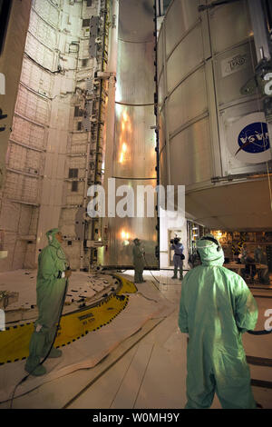 Dieser NASA Bild veröffentlicht, am 11. Oktober 2010 zeigt Techniker laden der Ständigen Multipurpose Modul in der Nutzlastbucht des Space Shuttle Discovery on Launch Pad 39A des NASA Kennedy Space Center in Florida. Die NASA ist die letzten Vorbereitungen Discovery zur Mission STS-133, Service Mission das Modul auf der Internationalen Raumstation für die Installation zu starten. Dies ist der zweite der letzte Flug für das Shuttle Programm. UPI/Dimitri Gerondidakis/NASA Stockfoto