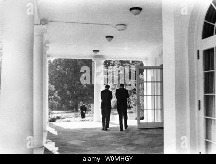 Dieses Foto, Teil des John-F.-Kennedy Presidential Library, am 3. Oktober, 1962 zeigt John F. Kennedy mit Attorney General Robert F. Kennedy an der Westseite Kolonnade im Weißen Haus, Washington übertragen. Dieses Bild ist eines der mehr als 1.500 Bilder, die der National Archives in Ihrer "Zugang zu Projekt ein Vermächtnis", eine online digitales Archiv von hohem Interesse Material von Präsident John F. Kennedy die offiziellen und persönlichen Aufzeichnungen freigegeben hat. Die Sammlung besteht aus Fotografien, Tonaufnahmen, Rede, Entwürfe, Filme und andere Materialien. UPI/Cecil Stoughton/Weiß Hou Stockfoto