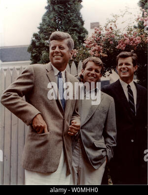 Dieses Foto, Teil des John-F.-Kennedy Presidential Library, 1960 zeigt die Brüder John F. Kennedy, Robert F. Kennedy, und Edward M. Kennedy in Hyannis Port, Cape Cop, Massachusetts. Dieses Bild ist eines der mehr als 1.500 Bilder, die der National Archives in Ihrer "Zugang zu Projekt ein Vermächtnis", eine online digitales Archiv von hohem Interesse Material von Präsident John F. Kennedy die offiziellen und persönlichen Aufzeichnungen freigegeben hat. Die Sammlung besteht aus Fotografien, Tonaufnahmen, Rede, Entwürfe, Filme und andere Materialien. UPI/John F. Kennedy Presidential Library und Museum Stockfoto