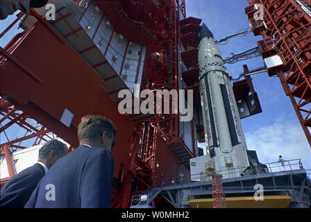 Dieses Foto, Teil des John-F.-Kennedy Presidential Library, am 16. November, 1963 zeigt Präsident John F. Kennedy bei einem Besuch in der NASA, Cape Canaveral, Florida. Dieses Bild ist eines der mehr als 1.500 Bilder, die der National Archives in Ihrer "Zugang zu Projekt ein Vermächtnis", eine online digitales Archiv von hohem Interesse Material von Präsident John F. Kennedy die offiziellen und persönlichen Aufzeichnungen freigegeben hat. Die Sammlung besteht aus Fotografien, Tonaufnahmen, Rede, Entwürfe, Filme und andere Materialien. UPI/Cecil Stoughton/White House/John F. Kennedy Library Stockfoto