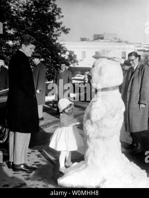 Dieses Foto, Teil des John-F.-Kennedy Presidential Library, am 4. Februar, 1961 zeigt Präsident John F. Kennedy beobachtete, wie seine Tochter Caroline berührt ein Schneemann für Sie auf dem Weißen Haus Einfahrt gemacht. Dieses Bild ist eines der mehr als 1.500 Bilder, die der National Archives in Ihrer "Zugang zu Projekt ein Vermächtnis", eine online digitales Archiv von hohem Interesse Material von Präsident John F. Kennedy die offiziellen und persönlichen Aufzeichnungen freigegeben hat. Die Sammlung besteht aus Fotografien, Tonaufnahmen, Rede, Entwürfe, Filme und andere Materialien. UPI/Abbie Rowe/John F. Kenned Stockfoto