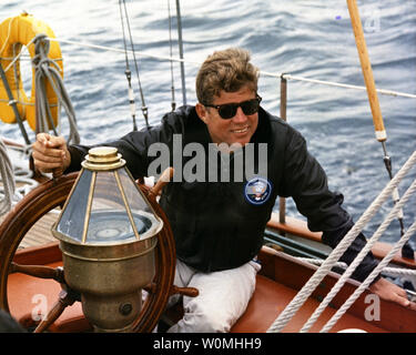 Dieses Foto, Teil des John-F.-Kennedy Presidential Library, am 12. August, 1962 zeigt Präsident John F. Kennedy, als er Segel an Bord der Manitou vor der Küste von Maine. Dieses Bild ist eines der mehr als 1.500 Bilder, die der National Archives in Ihrer "Zugang zu Projekt ein Vermächtnis", eine online digitales Archiv von hohem Interesse Material von Präsident John F. Kennedy die offiziellen und persönlichen Aufzeichnungen freigegeben hat. Die Sammlung besteht aus Fotografien, Tonaufnahmen, Rede, Entwürfe, Filme und andere Materialien. UPI/Robert Knudsen/John F. Kennedy Presidential Library und Museum Stockfoto