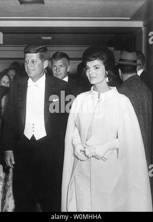 Dieses Foto, Teil des John-F.-Kennedy Presidential Library, am 20. Januar 1961 zeigt, Präsident und Frau Kennedy, als sie ihre Eröffnungs-Ball an der Washington, D.C Armory teilnehmen. Dieses Bild ist eines der mehr als 1.500 Bilder, die der National Archives in Ihrer "Zugang zu Projekt ein Vermächtnis", eine online digitales Archiv von hohem Interesse Material von Präsident John F. Kennedy die offiziellen und persönlichen Aufzeichnungen freigegeben hat. Die Sammlung besteht aus Fotografien, Tonaufnahmen, Rede, Entwürfe, Filme und andere Materialien. UPI/Abbie Rowe/John F. Kennedy Presidential Library und Stockfoto