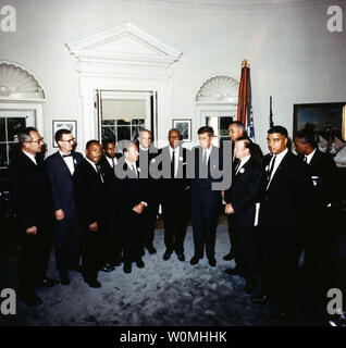 Dieses Foto, Teil des John-F.-Kennedy Presidential Library, am 28 August, 1963 zeigt Präsident John F. Kennedy, als er mit den Verantwortlichen der Marsch auf Washington erfüllt, von Links nach Rechts, Sekretär der Arbeit Willard Wirtz, Mathew Ahmann, Pfr. Dr. Martin Luther King, Jr., John Lewis, Rabbi Joachim Prinz, Pfarrer Eugene Carson Blake, A. Philip Randolph, Präsident Kennedy, Vice President Johnson, Walter Ruether, Whitney Young, Floyd McKissick. Weißes Haus, Oval Office. Dieses Bild ist eines der mehr als 1.500 Bilder, die der National Archives in Ihrer "Zugang zu Projekt ein Vermächtnis' freigegeben hat Stockfoto