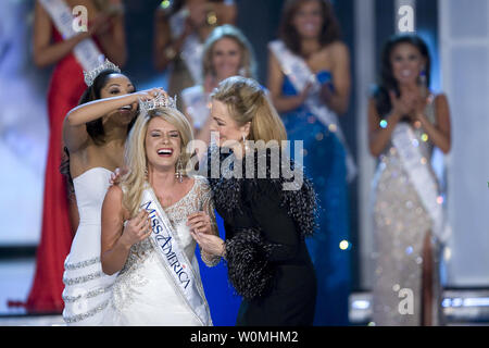 Miss Nebraska Teresa Scanlan ist Miss America 2011 von Miss America 2010 Caressa Cameron der Miss America Pageant am Theater gekrönt für die Performing Arts im Planet Hollywood Resort & Casino in Las Vegas, Nevada, 15. Januar 2011. UPI/Miss America Pageant Stockfoto