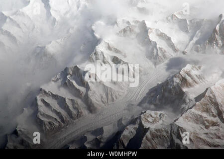 Die Tien Shan Gebirge ist eine der größten zusammenhängenden Gebirgszüge der Welt, Verlängerung ca. 1.550 Meilen (2.500 Kilometer), die ungefähr von Osten nach Westen über Zentralasien. Dieses Bild von der Expedition 27 Crew an Bord der Internationalen Raumstation genommen bietet eine Ansicht der zentralen Tien Shan, ungefähr 40 Meilen (64 Kilometer) östlich von, wo die Grenzen zu China, Kirgisistan und Kasachstan. UPI/NASA Stockfoto