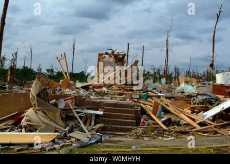 Disaster Überlebenden sind mit stark beschädigten Wohnungen in Pleasant Grove, Alabama links, am 1. Mai 2011, nach einer Reihe von zerstört der tornado Wohnungen in den Bereichen der ländlichen Nordosten Alabama. Präsident Obama unterzeichnet in Alabama Katastrophe Erklärung und bestellt, staatliche Beihilfen, staatliche und lokale Wiederherstellung Bemühungen im Bereich angeschlagen durch schwere Stürme zu ergänzen. UPI/Adam DuBrowa/FEMA Stockfoto