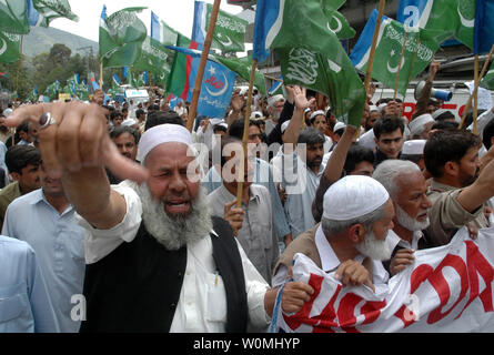 Die Verfechter einer pakistanischen religiöse Gruppe Jamaat-e-Islami an einem anti-amerikanischen Rallye in Abbottabad, Pakistan, am 6. Mai 2011. Osama bin Laden wurde von einem US-Spezialeinheiten in einer geheimen Operation am Montag getötet, in einem Haus in Abbottabad. UPI/Sajjad Ali Qureshi Stockfoto