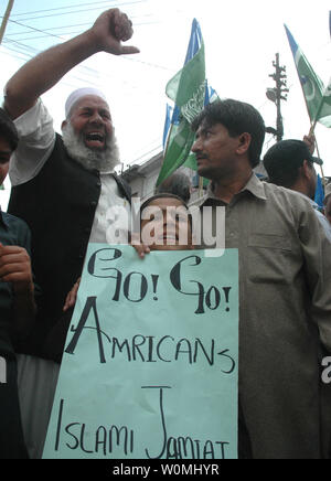 Die Verfechter einer pakistanischen religiöse Gruppe Jamaat-e-Islami an einem anti-amerikanischen Rallye in Abbottabad, Pakistan, am 6. Mai 2011. Osama bin Laden wurde von einem US-Spezialeinheiten in einer geheimen Operation am Montag getötet, in einem Haus in Abbottabad. UPI/Sajjad Ali Qureshi Stockfoto