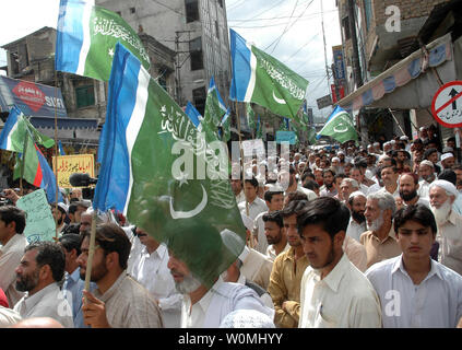 Die Verfechter einer pakistanischen religiöse Gruppe Jamaat-e-Islami an einem anti-amerikanischen Rallye in Abbottabad, Pakistan, am 6. Mai 2011. Osama bin Laden wurde von einem US-Spezialeinheiten in einer geheimen Operation am Montag getötet, in einem Haus in Abbottabad. UPI/Sajjad Ali Qureshi Stockfoto