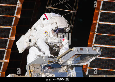 Dieser NASA Image am 20. Mai, 2011 zeigt Astronaut Andrew Feustel im ersten von vier Außenbordaktivitäten während der Mission STS-134. Space Shuttle "Endeavour" und ihre 13 Mann Besatzung werden für die Mission zur Internationalen Raumstation. UPI/NASA Stockfoto