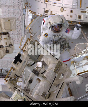 Dieser NASA Image am 20. Mai, 2011 zeigt Astronaut Drew Feustel außerhalb der Internationalen Raumstation, die in der ersten von vier Raum Wanderungen während der Mission STS-134. Bemühen und Ihre 13 Mann Besatzung werden für die Mission zur Internationalen Raumstation. UPI/NASA Stockfoto