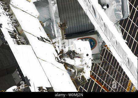 NASA-Astronaut Michael Fincke Arbeiten außerhalb der Station während der vierten und letzten Weltraumspaziergang der STS-134-Mission, die mehr als 7 Stunden dauerte, am 27. Mai 2011. Dies wird voraussichtlich der letzte Weltraumspaziergang werden per Shuttle crew Astronauten durchgeführt werden. UPI/NASA Stockfoto