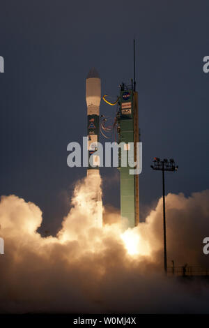 Ein Delta-II-Rakete startet mit dem Aquarius/SAC-D Sonde Nutzlast aus dem Weltraum Komplex 2 Start auf der Vandenberg Air Force Base, Calif. am Freitag, den 10. Juni 2011. Die gemeinsame US/argentinischen Wassermann/SatŽlite de Aplicaciones Ziente'ficas (SAC)-D Mission, Juni 10 zu starten, wird der salzgehalt an der Ozeanoberfläche Karte, wichtige Informationen zu unserem Verständnis von zwei wichtigen Komponenten des Klimasystems der Erde verbessern: Der Wasserkreislauf und die ozeanzirkulation. UPI/NASA/Bill Ingalls Stockfoto