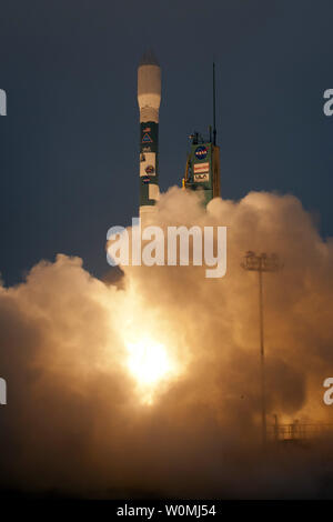 Ein Delta-II-Rakete startet mit dem Aquarius/SAC-D Sonde Nutzlast aus dem Weltraum Komplex 2 Start auf der Vandenberg Air Force Base, Calif. am Freitag, den 10. Juni 2011. Die gemeinsame US/argentinischen Wassermann/SatŽlite de Aplicaciones Ziente'ficas (SAC)-D Mission, Juni 10 zu starten, wird der salzgehalt an der Ozeanoberfläche Karte, wichtige Informationen zu unserem Verständnis von zwei wichtigen Komponenten des Klimasystems der Erde verbessern: Der Wasserkreislauf und die ozeanzirkulation. UPI/NASA/Bill Ingalls Stockfoto