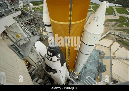 Das Space Shuttle Atlantis ist so zeigt sich in der rotierenden Service Struktur (RSS) ist ein Rollback auf Pad 39a am Donnerstag, 7. Juli 2011 bei der NASA Kennedy Space Center in Cape Canaveral, Fla. Atlantis ist weg Freitag aufgehoben, 8. Juli auf dem letzten Flug der Shuttle Programm, STS-135, einer 12-tägigen Mission zur Internationalen Raumstation. UPI//Bill Ingalls/NASA. Stockfoto