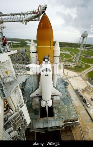 Das Space Shuttle Atlantis ist so zeigt sich in der rotierenden Service Struktur (RSS) ist ein Rollback auf Pad 39a am Donnerstag, 7. Juli 2011 bei der NASA Kennedy Space Center in Cape Canaveral, Fla. Atlantis ist weg Freitag aufgehoben, 8. Juli auf dem letzten Flug der Shuttle Programm, STS-135, einer 12-tägigen Mission zur Internationalen Raumstation. UPI//Bill Ingalls/NASA. Stockfoto