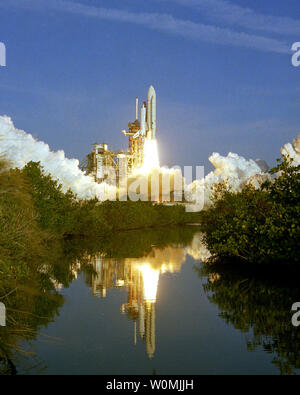 Space Shuttle Columbia startet für den ersten Shuttle-start am 12. April 1981, im Kennedy Space Center, Florida. Atlantis ist derzeit auf dem letzten Shuttle Mission 30 Jahre später. UPI/NASA Stockfoto