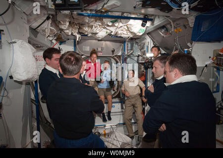 Dieser NASA Bild am Juli 10, 2011 zeigt die Mitglieder der Besatzung an Bord der Internationalen Raumstation in Vereinigung mit den Astronauten des Space Shuttle Atlantis zur Mission STS-135 folgende Docking im Uhrzeigersinn von der unteren linken Ecke der NASA-Astronaut Chris Ferguson, der russische Kosmonaut Sergej Wolkow, und die NASA Astronauten Mike Fossum, Sandy Magnus, Doug Hurley und Rex Walheim; Japan Aerospace Exploration Agency astronaut Satoshi Furukawa, Russischer Kosmonaut Andrey Borisenko und der NASA-Astronaut Ron Garan. Nicht dargestellt ist der russische Kosmonaut Alexander Samokutyaev. Atlantis ist auf der abschließenden Space Shuttle Mission. Stockfoto