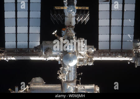 Dieser NASA Bild am Juli 10, 2011 zeigt die Internationale Raumstation von einem Crewmitglied an Bord der Raumfähre Atlantis als zwei raumsonden fotografiert Anflug- und Andockmanöver Operationen am dritten Tag der STS-135 Mission im Erdorbit durchgeführt. UPI/NASA Stockfoto