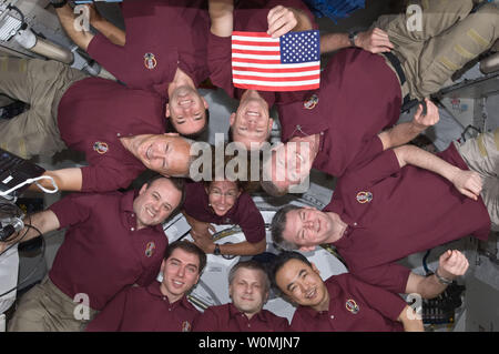 Dieser NASA Bild am Juli 15, 2011 zeigt die Internationale Raumstation ISS Expedition 28 Crew und die Mission STS-135 Atlantis Astronauten, wie Sie ein Kreis für ein Portrait an Bord des Umkreisenden komplexe Kibo Labor der Japan Aerospace Exploration Agency bilden. Die STS-135 Crew besteht aus NASA-Astronauten Chris Ferguson, Doug Hurley, Sandy Magnus und Rex Walheim; die Expedition 28 Crewmitglieder sind JAXA Astronauten Satoshi Furukawa, NASA-Astronauten Ron Garan und Mike Fossum, und russische Kosmonauten Andrey Borisenko, Alexander Samokutyaev und Sergej Wolkow. Shuttle und station Kommandeure Ferguso Stockfoto